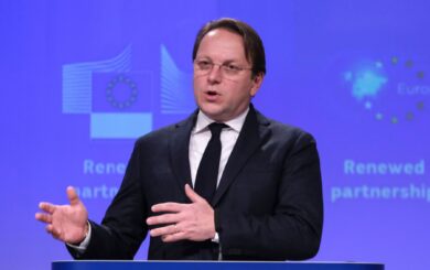Угорщина знову тягне час: єврокомісар Вархелі виступив проти плану зі зменшення залежності від російської енергетики