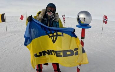 Латвийский альпинист снял российский флаг с Южного полюса и поднял украинский