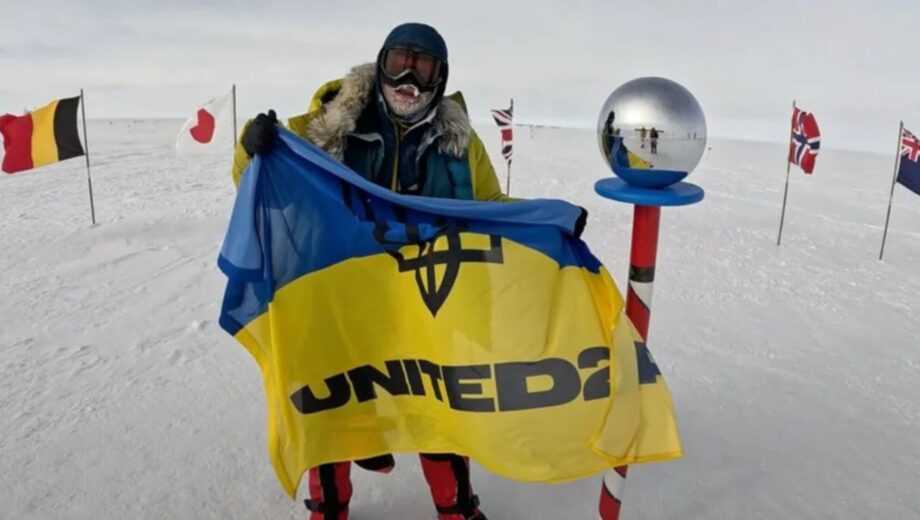 Латвийский альпинист снял российский флаг с Южного полюса и поднял украинский