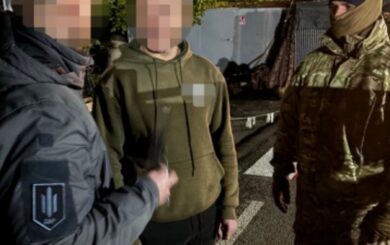 В Запорожье ДБР задержали дезертира, который за $6 тысяч организовывал побег военных за границу