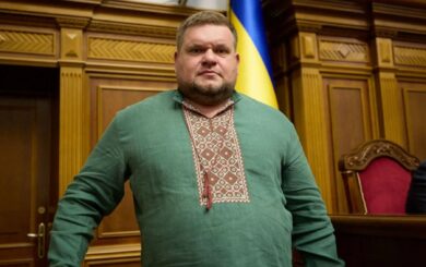 Нардеп Клочко устроил ритуал с маком в зале суда