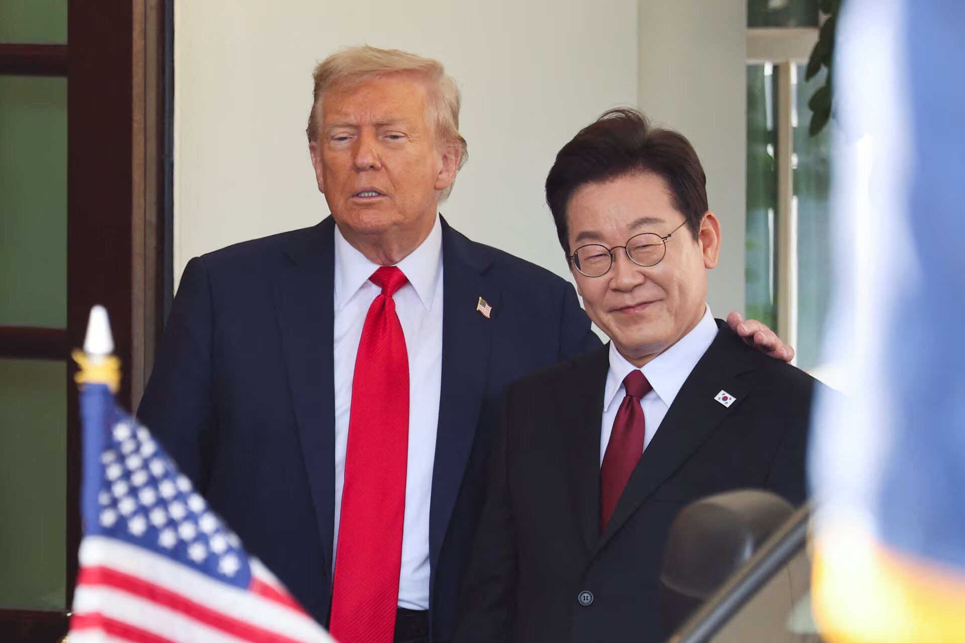 Лидер Южной Кореи подарил Трампу золотую корону