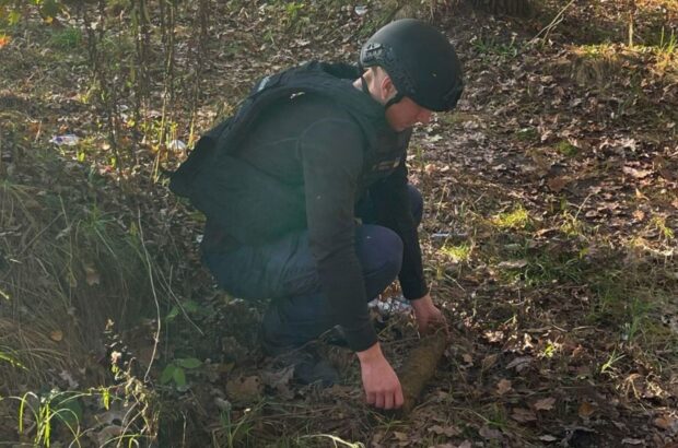 В Киевской области мужчина нашел артиллерийский снаряд в лесу