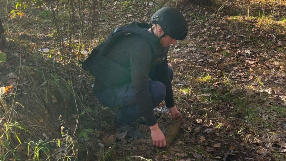 В Киевской области мужчина нашел артиллерийский снаряд в лесу