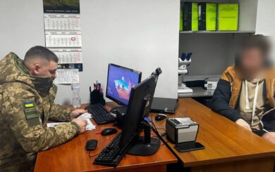 Мужчина пытался выдать себя за женщину, чтобы выехать за границу