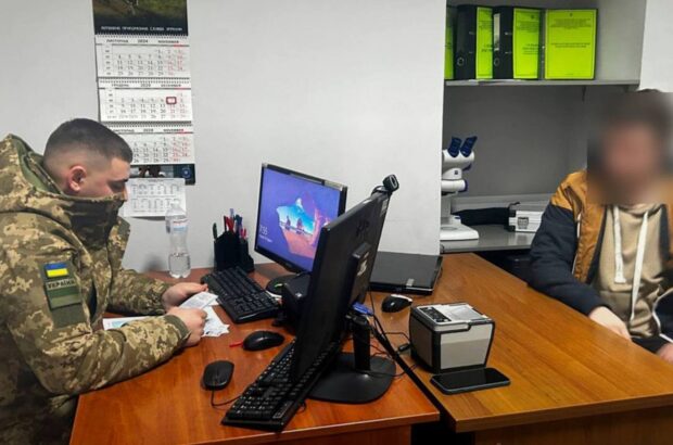 Мужчина пытался выдать себя за женщину, чтобы выехать за границу