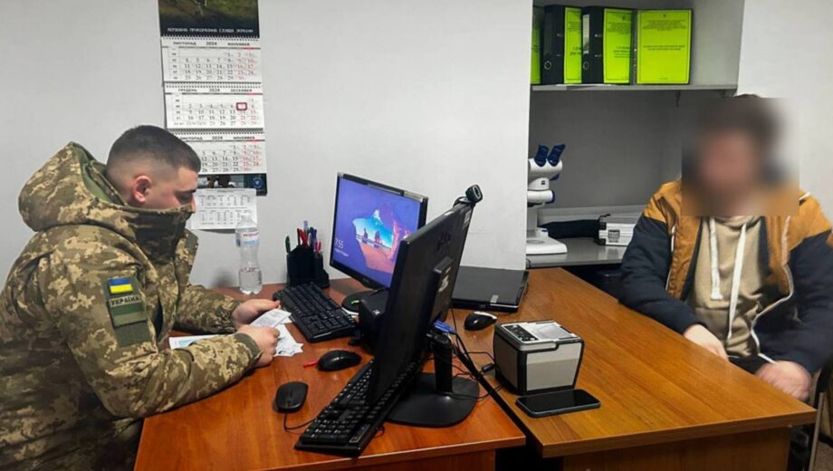 Мужчина пытался выдать себя за женщину, чтобы выехать за границу