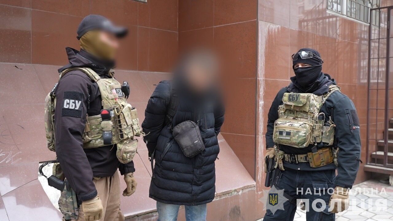 В Одессе мужчина торговал автоматами, гранатами и патронами