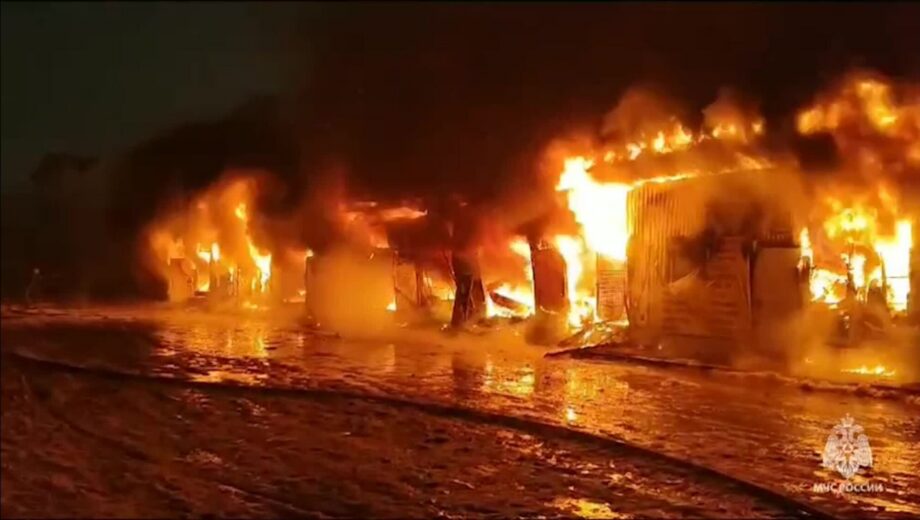 Огонь уничтожил 1600 квадратов здания на заводе в Гатчине