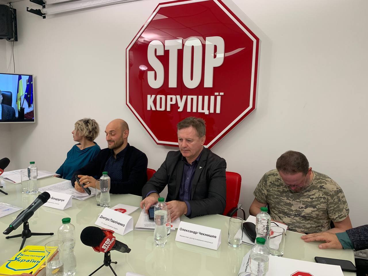 Круглый стол в Киеве: журналисты против судей - кто кого давит?