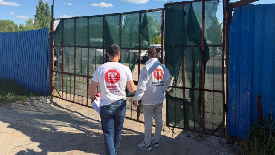 Штрафплощадка на сельхозземле? В Деснянском районе обнаружили подозрительный бизнес на эвакуированных авто