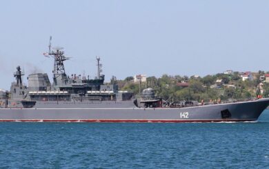 БДК ”Новочеркаськ” перетворився на металолом: окупанти піднімають уламки