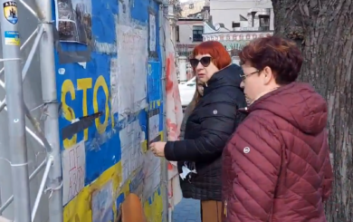 У Латвії під російським посольством прихильники ”руського міра” зривали плакати на підтримку України
