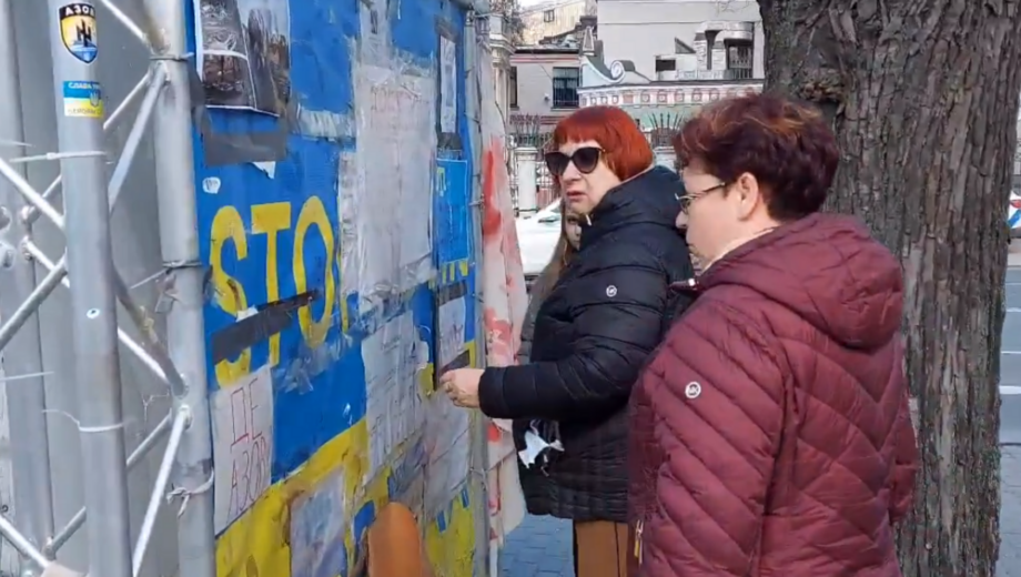 В Латвии под российским посольством поклонники »русского мира» срывали плакаты в поддержку Украины
