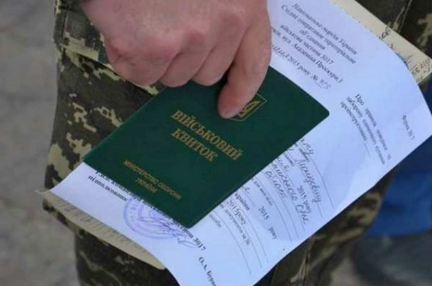 У украинцев за границей есть 4 дня, чтобы стать на воинский учет: новые требования от Кабмина