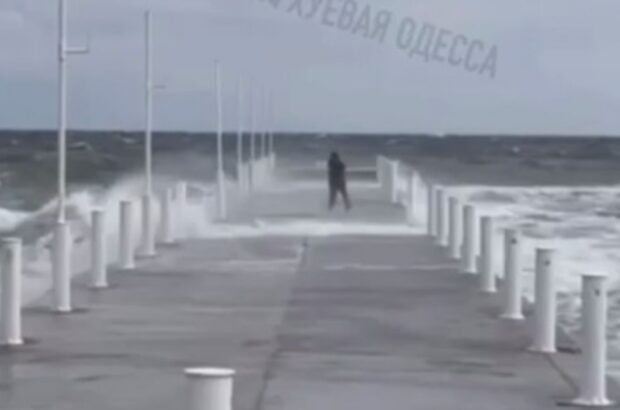 У Одесі шторм знову змив людину в море, доля дівчини невідома