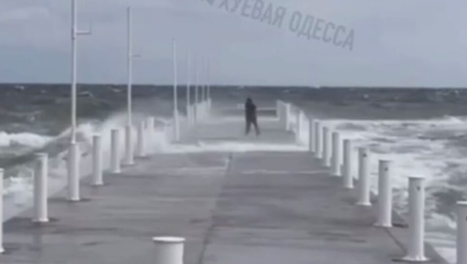 У Одесі шторм знову змив людину в море, доля дівчини невідома