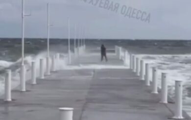 В Одессе шторм снова смыл человека в море, судьба девушки неизвестна