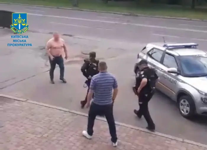 В Киеве мужчина напал на копа и прыгал по патрульной машине