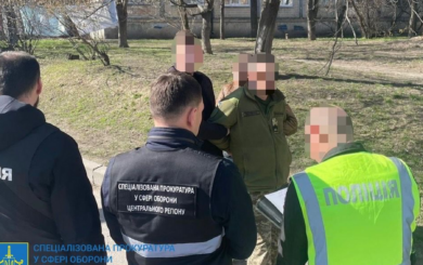 900 доларів хабара: у Києві затримали посадовця місцевого ТЦК та СП