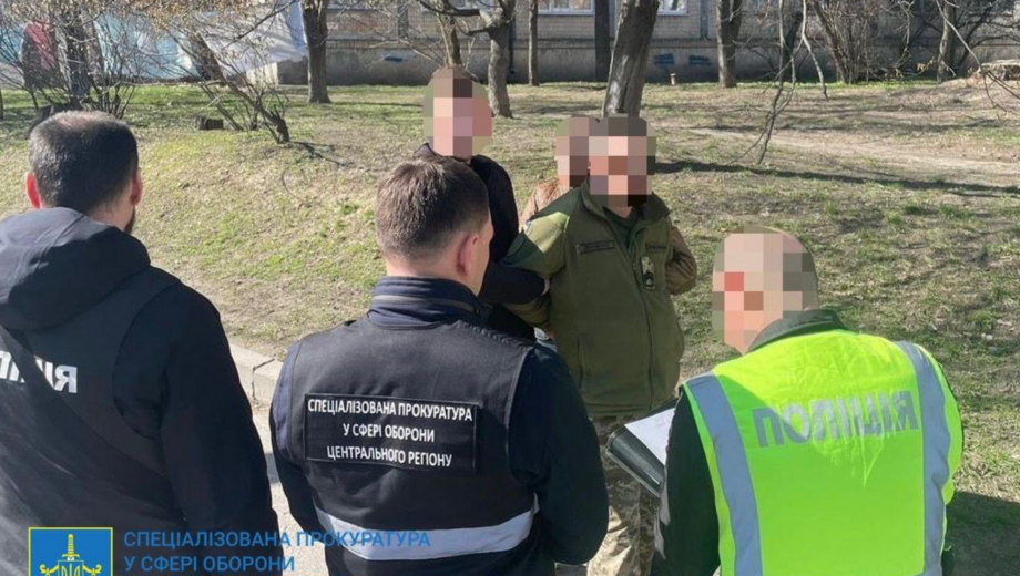 900 доларів хабара: у Києві затримали посадовця місцевого ТЦК та СП