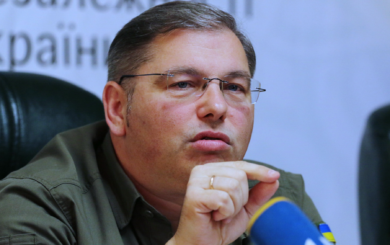 ”Клуб елітних ухилянтів” та скандальні закупівлі дронів: очільник Чернівецької ОВА Запаранюк невдовзі може ”звільнити крісло”?