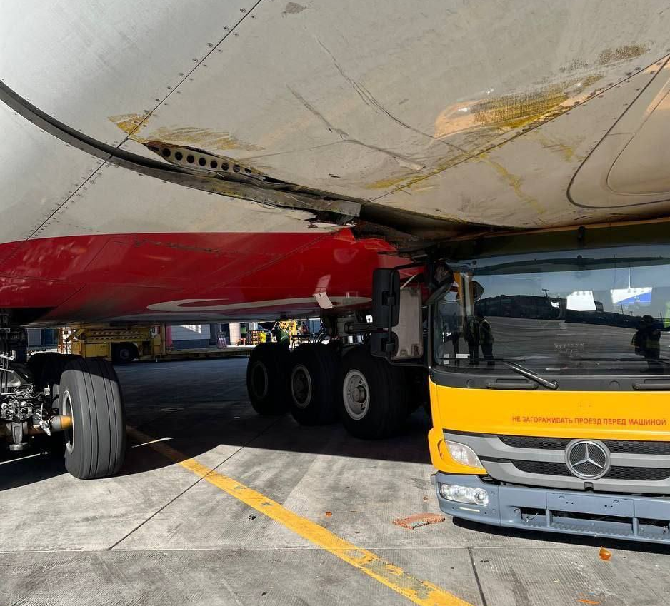 Airbus 380-800 в который врезался водовоз