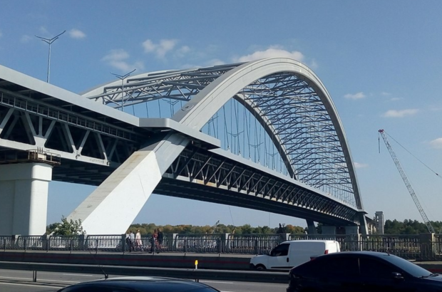 Розтрата у 24 мільйони на будівництві Подільського мосту: директору генпідрядної організації оголосили підозру