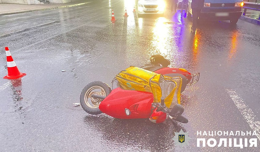Столична поліція затримала водія скутера, який напідпитку в'їхав у мікроавтобус