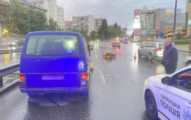 Столичная полиция задержала водителя скутера, который под хмельком въехал в микроавтобус