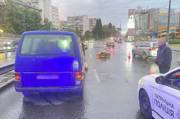 Столичная полиция задержала водителя скутера, который под хмельком въехал в микроавтобус