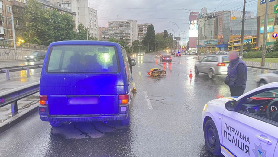 Столична поліція затримала водія скутера, який напідпитку в’їхав у мікроавтобус