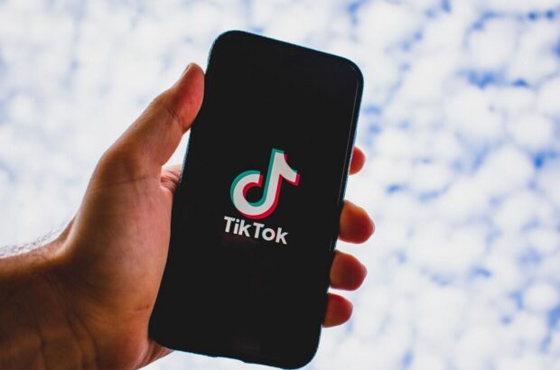 Єврокомісія: Tiktok викликає залежність і є шкідливим для здоров’я