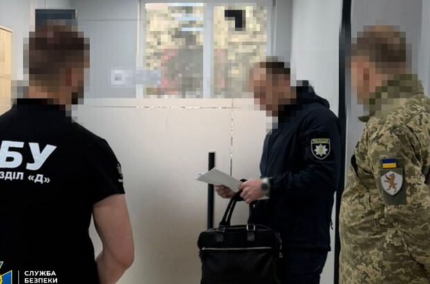 На Закарпатті викрили схему ”бронювання” ухилянтів через фальшиві повістки