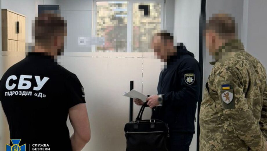 На Закарпатті викрили схему ”бронювання” ухилянтів через фальшиві повістки