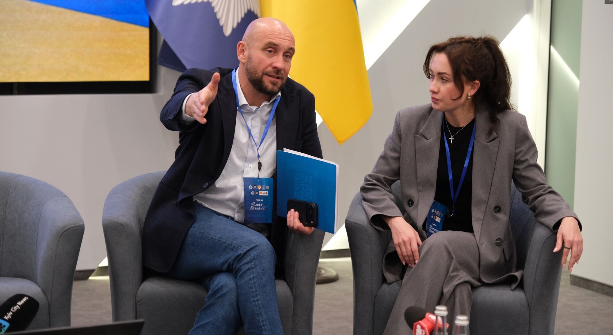 Роман Бочкала і директорка Центру реабілітації ''Милосердя та здоров'я'' Катерина Богадельнікова