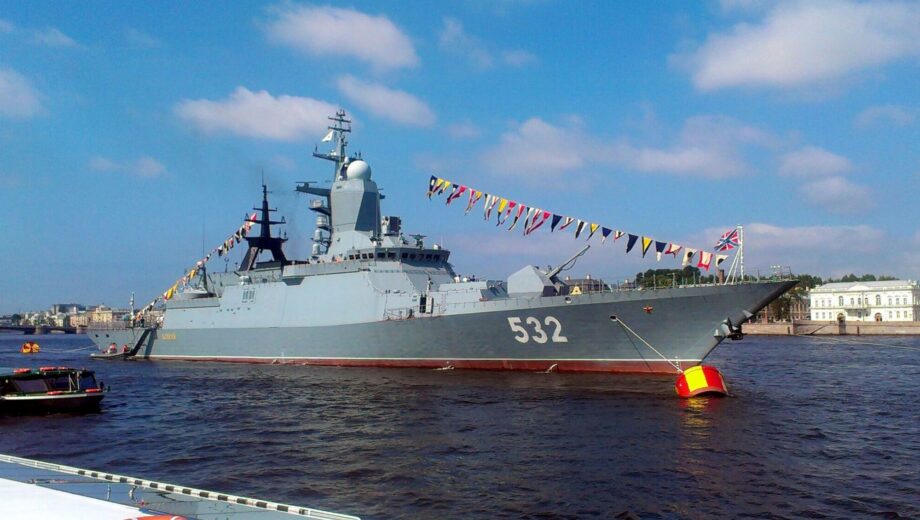 Сигнал Заходу: рф виставила бойовий корабель для захисту ”тіньового флоту”