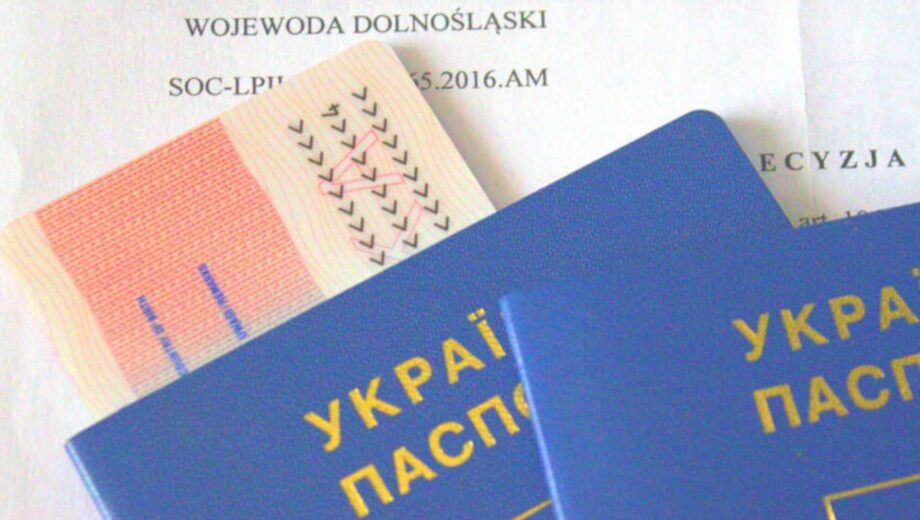 Польша продлила легальное пребывание украинцев до 2026 года: новые правила карты избитую CUKR