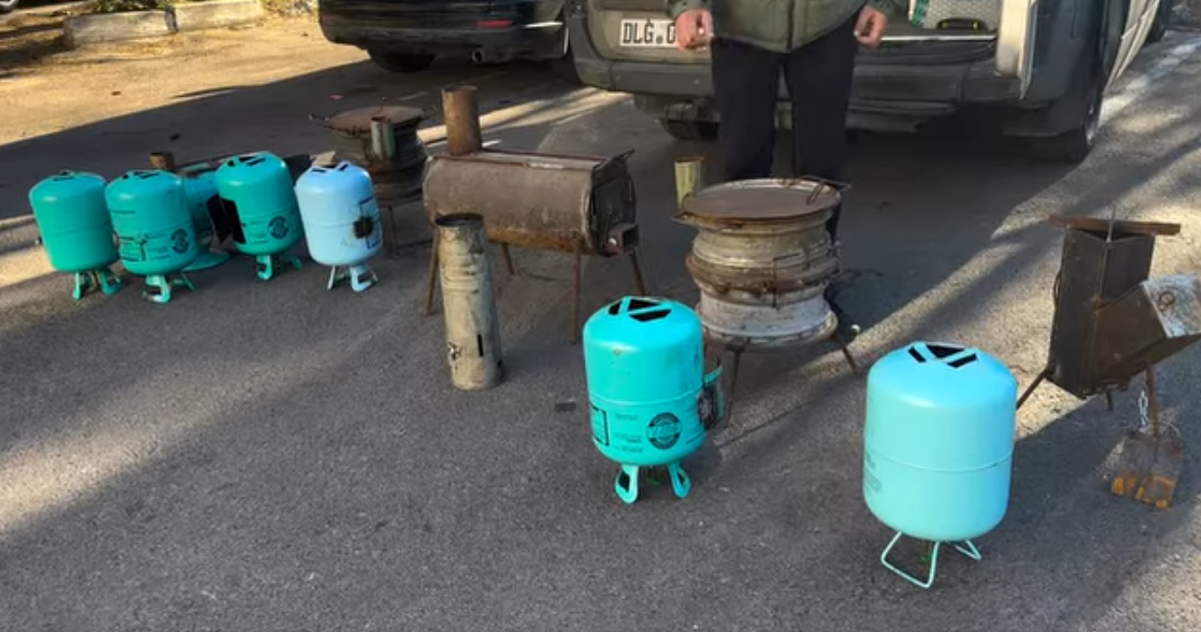 Во Львове волонтеры делают буржуйки из фреоновых баков