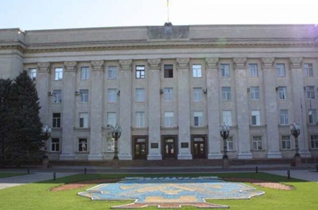 Підряд на 3,8 млн без Prozorro: у Херсоні закупили блоки й плити у фігуранта розслідування