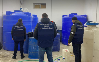 На Львівщині вкрили масове виробництво алкоголю: БЕБ вилучило 5500 літрів підробки