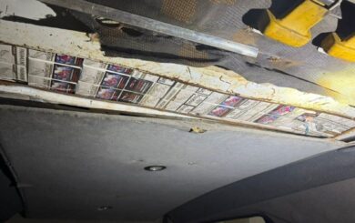 Контрабанда на виїзді з України: у ”Шегинях” прикордонники розібрали подвійний дах мікроавтобуса з понад тисячею пачок цигарок