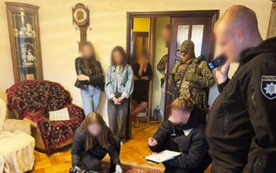 Псевдоспівробітники банку викрали державні кошти з картки жінки