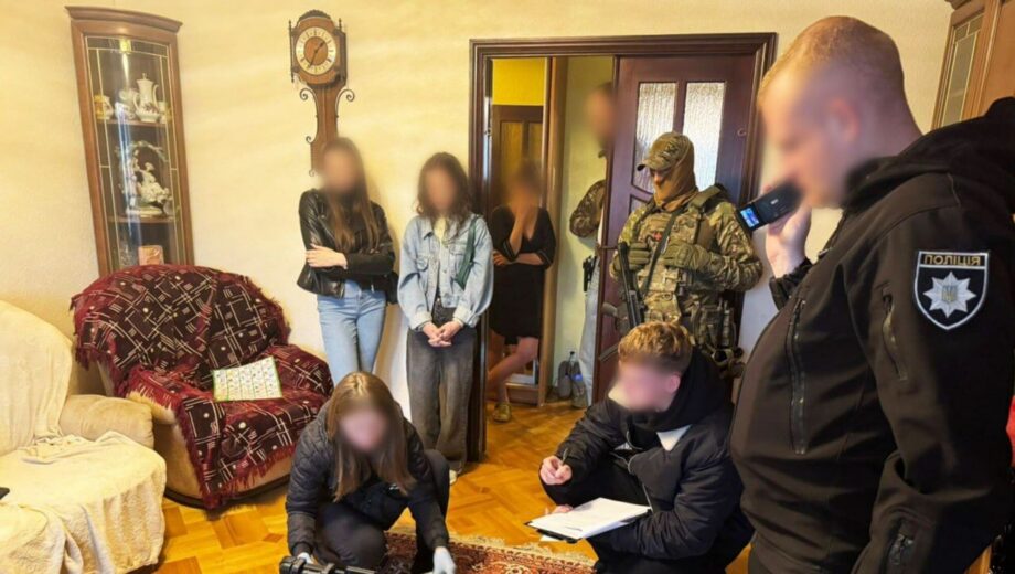Псевдоспівробітники банку викрали державні кошти з картки жінки