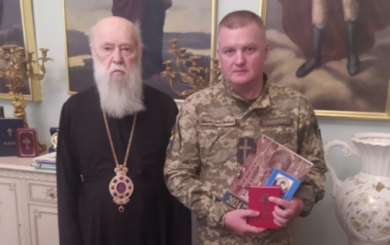 За жертвенность и любовь к Украине: Патриарх Филарет наградил медалью стопкоровца из Киева