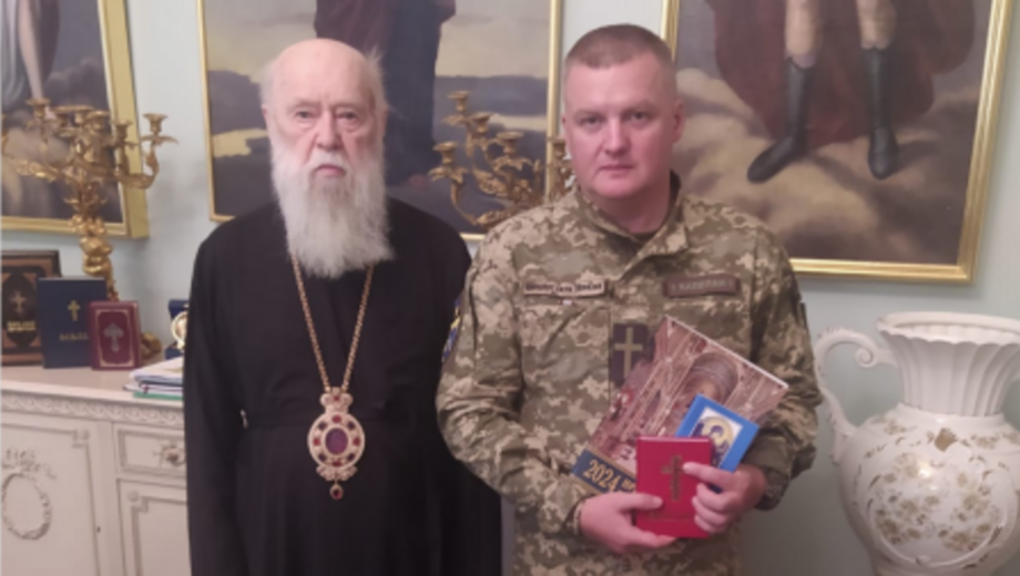 За жертовність та любов до України: Патріарх Філарет нагородив медаллю стопкорівця з Києва
