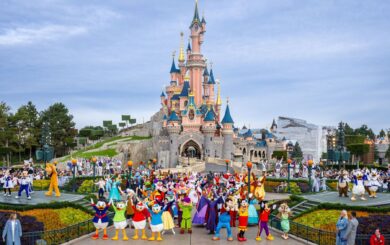 Детская мечта испорчена? Вход в Disneyland Paris завален мусором из-за протеста