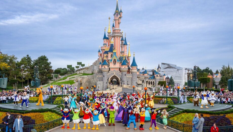 Детская мечта испорчена? Вход в Disneyland Paris завален мусором из-за протеста