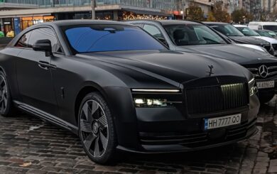 Элитный Rolls-Royce Spectre на одесских улицах: темно-синий красавец за $600 тысяч