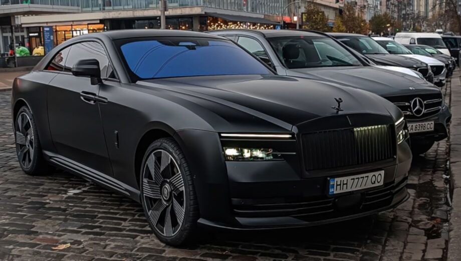Элитный Rolls-Royce Spectre на одесских улицах: темно-синий красавец за $600 тысяч